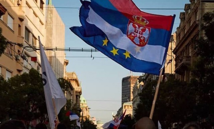 Forum mladih Nove stranke u fokusu medija zbog spojenih zastava Srbije i Evropske unije