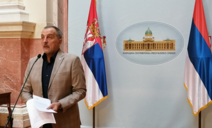Živković u Parlamentu: Vučić se igra platama kao Milošević, pa će isto i izgubiti